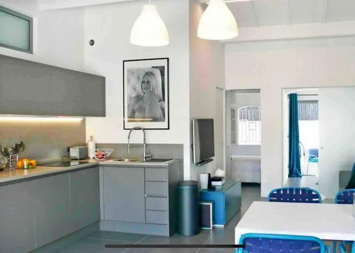 Maison Moderne Avec Piscine Et Tennis Vakantiehuis *