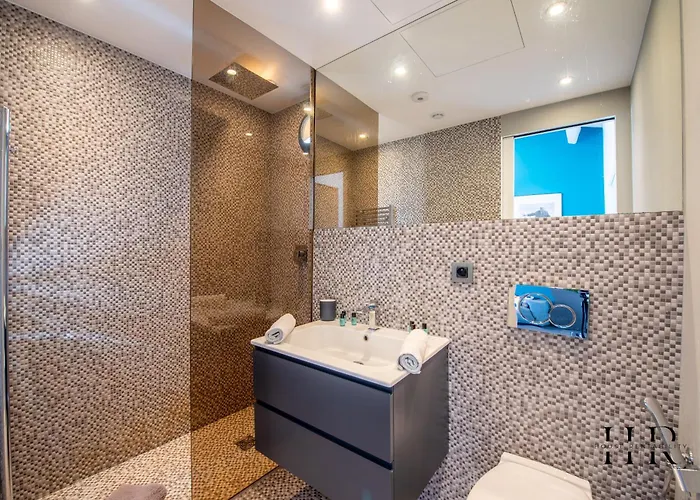 Maison Moderne Avec Piscine Et Tennis Vakantiehuis Saint-Tropez